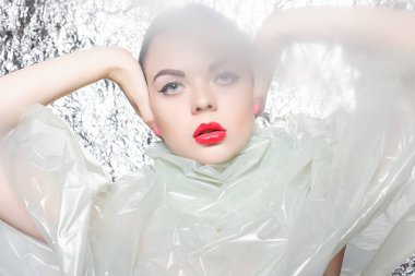 Gümüş arka plan üzerinde siyah bir elbise genç güzel kız. Sanat fantezi makyaj sanatsal kadınla tarz. Vogue tarzı. Yaratıcılık. Moda kız. Güzellik kadın portre. Yüz yakın çekim. Manikürlü tırnaklar.