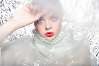 Gümüş arka plan üzerinde siyah bir elbise genç güzel kız. Sanat fantezi makyaj sanatsal kadınla tarz. Vogue tarzı. Yaratıcılık. Moda kız. Güzellik kadın portre. Yüz yakın çekim. Manikürlü tırnaklar.