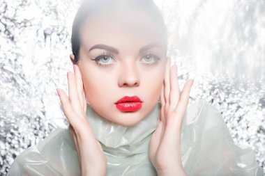 Gümüş arka plan üzerinde siyah bir elbise genç güzel kız. Sanat fantezi makyaj sanatsal kadınla tarz. Vogue tarzı. Yaratıcılık. Moda kız. Güzellik kadın portre. Yüz yakın çekim. Manikürlü tırnaklar.