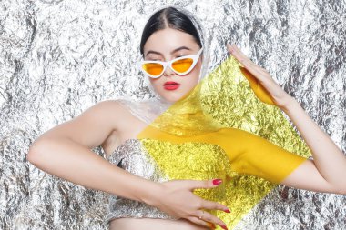 Gümüş arka plan üzerinde siyah bir elbise genç güzel kız. Sanat fantezi makyaj sanatsal kadınla tarz. Vogue tarzı. Yaratıcılık. Moda kız. Güzellik kadın portre. Renk filtreleri ile güzellik yüz