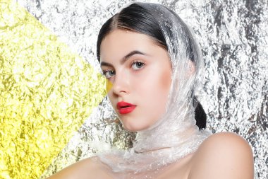 Gümüş arka plan üzerinde siyah bir elbise genç güzel kız. Sanat fantezi makyaj sanatsal kadınla tarz. Vogue tarzı. Yaratıcılık. Moda kız. Güzellik kadın portre. Renk filtreleri ile güzellik yüz