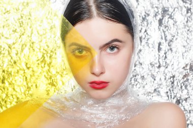 Gümüş arka plan üzerinde siyah bir elbise genç güzel kız. Sanat fantezi makyaj sanatsal kadınla tarz. Vogue tarzı. Yaratıcılık. Moda kız. Güzellik kadın portre. Renk filtreleri ile güzellik yüz