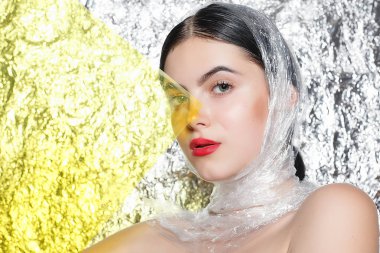 Gümüş arka plan üzerinde siyah bir elbise genç güzel kız. Sanat fantezi makyaj sanatsal kadınla tarz. Vogue tarzı. Yaratıcılık. Moda kız. Güzellik kadın portre. Renk filtreleri ile güzellik yüz