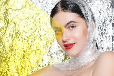 Gümüş arka plan üzerinde siyah bir elbise genç güzel kız. Sanat fantezi makyaj sanatsal kadınla tarz. Vogue tarzı. Yaratıcılık. Moda kız. Güzellik kadın portre. Renk filtreleri ile güzellik yüz