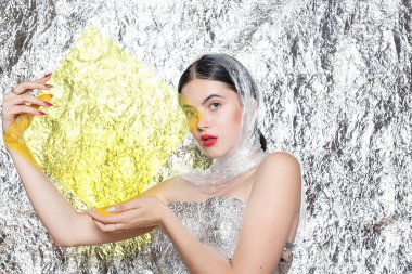 Gümüş arka plan üzerinde siyah bir elbise genç güzel kız. Sanat fantezi makyaj sanatsal kadınla tarz. Vogue tarzı. Yaratıcılık. Moda kız. Güzellik kadın portre. Renk filtreleri ile güzellik yüz