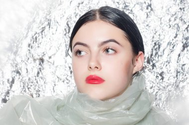 Gümüş arka plan üzerinde siyah bir elbise genç güzel kız. Sanat fantezi makyaj sanatsal kadınla tarz. Vogue tarzı. Yaratıcılık. Moda kız. Güzellik kadın portre. Yüz yakın çekim. Manikürlü tırnaklar.