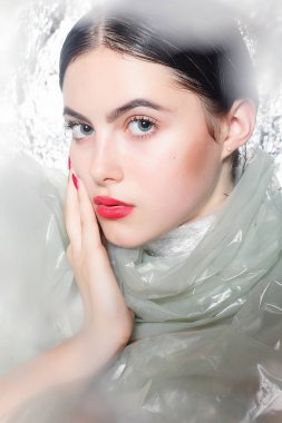 Gümüş arka plan üzerinde siyah bir elbise genç güzel kız. Sanat fantezi makyaj sanatsal kadınla tarz. Vogue tarzı. Yaratıcılık. Moda kız. Güzellik kadın portre. Yüz yakın çekim. Manikürlü tırnaklar.