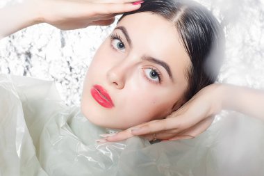 Gümüş arka plan üzerinde siyah bir elbise genç güzel kız. Sanat fantezi makyaj sanatsal kadınla tarz. Vogue tarzı. Yaratıcılık. Moda kız. Güzellik kadın portre. Yüz yakın çekim. Manikürlü tırnaklar.