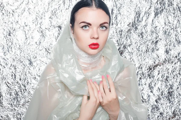 Joven Chica Hermosa Vestido Negro Sobre Fondo Plateado Mujer Artística — Foto de Stock