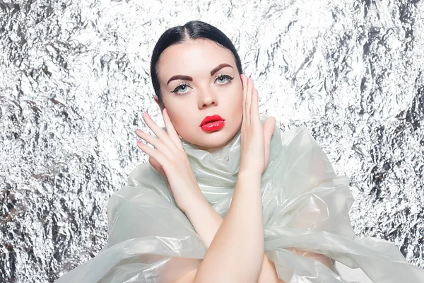 Gümüş arka plan üzerinde siyah bir elbise genç güzel kız. Sanat fantezi makyaj sanatsal kadınla tarz. Vogue tarzı. Yaratıcılık. Moda kız. Güzellik kadın portre. Yüz yakın çekim. Manikürlü tırnaklar.