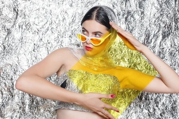 Joven Chica Hermosa Vestido Negro Sobre Fondo Plateado Mujer Artística — Foto de Stock