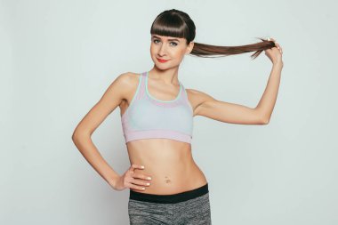Sağlık, insan, spor ve yaşam tarzı kavramı - sportif vücut gri bir arka plan üzerinde stüdyoda kızla genç mutlu fitness. Güzel kız uygun. Gri spor Fitness modeli. Sağlıklı yaşam tarzı.