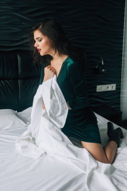 Olumsuz düşünceler. Zavallı bir yatakta otururken gergin bir çöküş sahip Bayan vurguladı. Kanepede oturan kızgın kadın evde çığlık. Yüksek sesle çığlık bir hayal kırıklığına uğramış kızgın kadın portresi