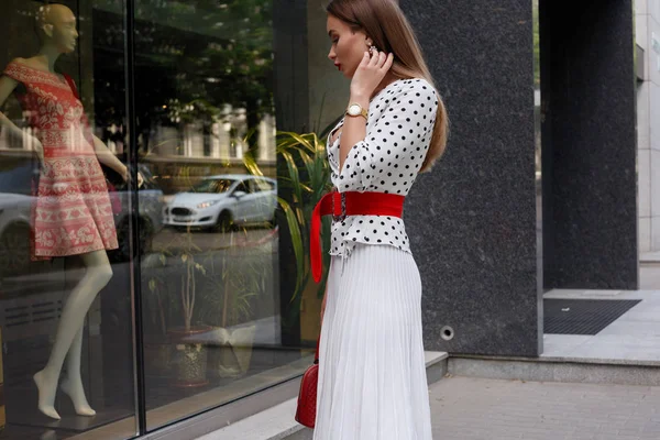 Красивая Модель Выглядеть Брюнетка Женщина Белом Платье Черными Горошек Точки — стоковое фото
