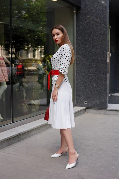 Hermosa Modelo Mirada Morena Mujer Con Vestido Blanco Con Lunares —  Fotos de Stock