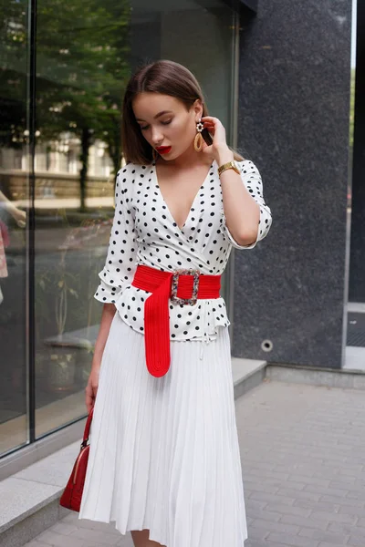 Schöne Modell Aussehen Brünett Weiblich Trägt Weißes Kleid Mit Schwarzen — Stockfoto