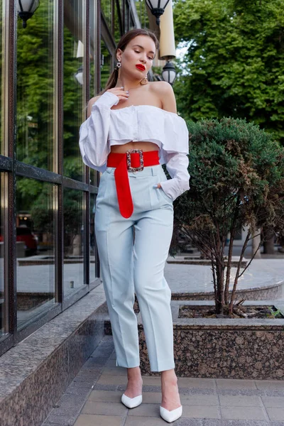 Morena Con Camisa Blanca Pantalones Azules Traje Negocios Mirada Casual —  Fotos de Stock