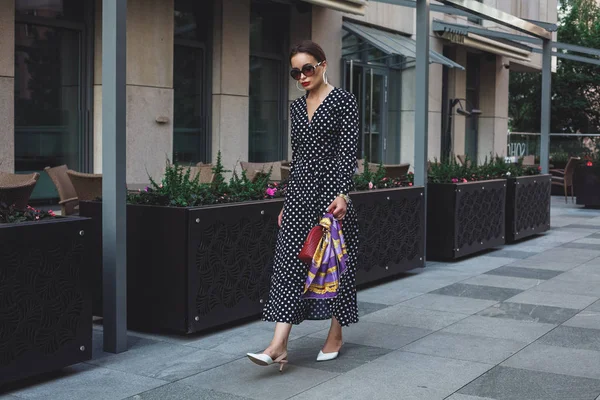 Beau Modèle Look Brunette Femme Portant Une Robe Blanche Pois — Photo