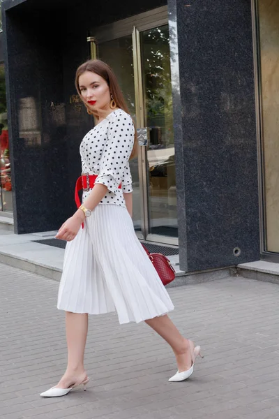 Piękny Model Brunetka Kobieta Wygląda Sobie Białą Sukienkę Czarne Kropki — Zdjęcie stockowe