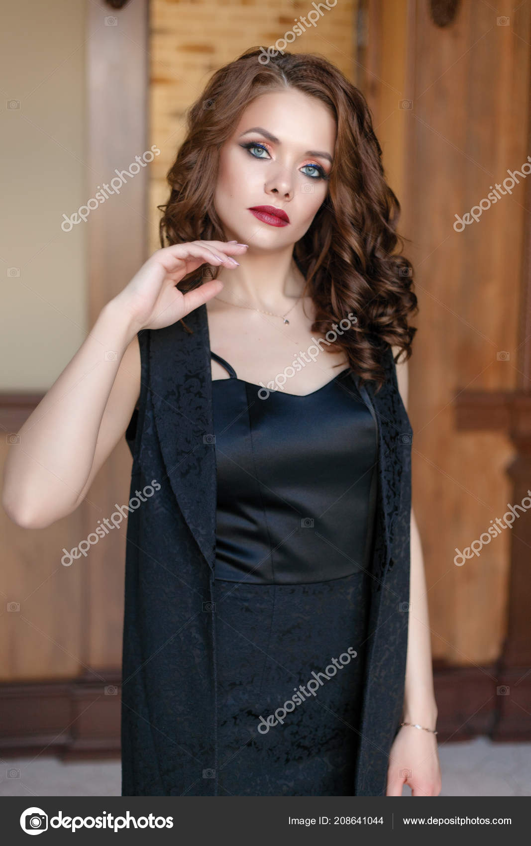 élégante Jeune Femme Robe Soirée Noire Qui Pose Intérieur