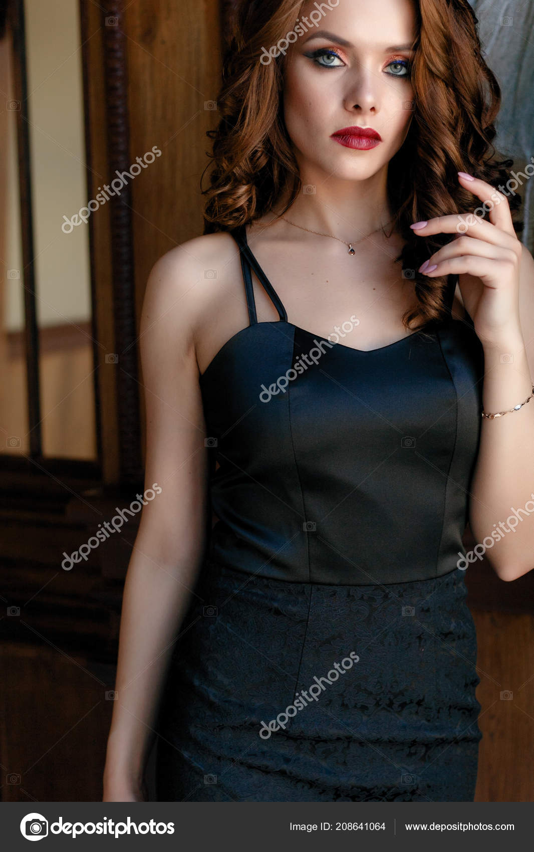 élégante Jeune Femme Robe Soirée Noire Qui Pose Intérieur