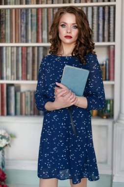 Mavi kılıf kokteyl lüks Kütüphane iç poz elbiseli güzel güzel kız. Genç kadın modeli moda portre