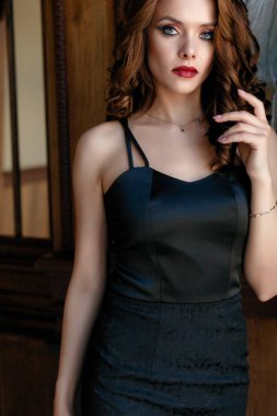 Siyah Abiye vintage iç poz zarif bir genç kadın. Ateş moda.