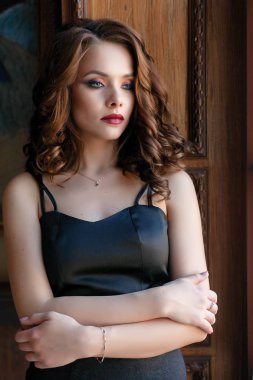 Siyah Abiye vintage iç poz zarif bir genç kadın. Ateş moda.