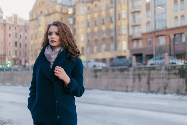 Chica Sonriente Entusiasta Con Rizos Brillantes Posando Ciudad Luz Del — Foto de Stock