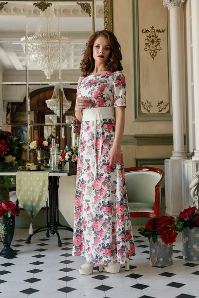 Hermosa Chica Bonita Vestido Cóctel Vaina Con Flores Posando Interior —  Fotos de Stock