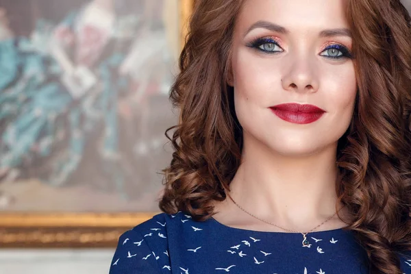 Mavi kılıf kokteyl lüks Kütüphane iç poz elbiseli güzel güzel kız. Genç kadın modeli moda portre