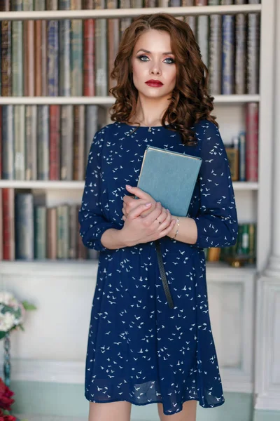 Hermosa Chica Bonita Vestido Cóctel Vaina Azul Posando Interior Biblioteca —  Fotos de Stock