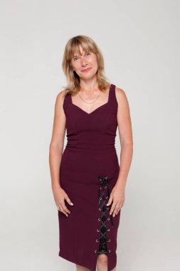 Gülümseyen ve duvar dibinde duran güzel Olgun kadın portresi kapatın