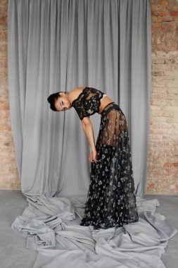 mutlu huzurlu genç kadın güzel zeytin cilt ve kıvırcık saçlı ideal cilt ve kahverengi gözlü