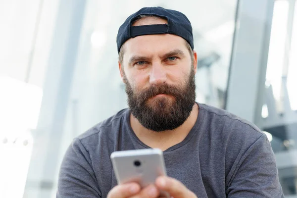 Retrato Tipo Com Barba Sorrindo Homem Bonito Escrevendo Mensagem Telefone — Fotografia de Stock