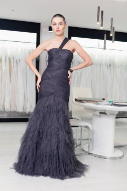 kısa saçlı güzellik tarzı portre egzotik kadın. Giyim mağazasında poz kız moda