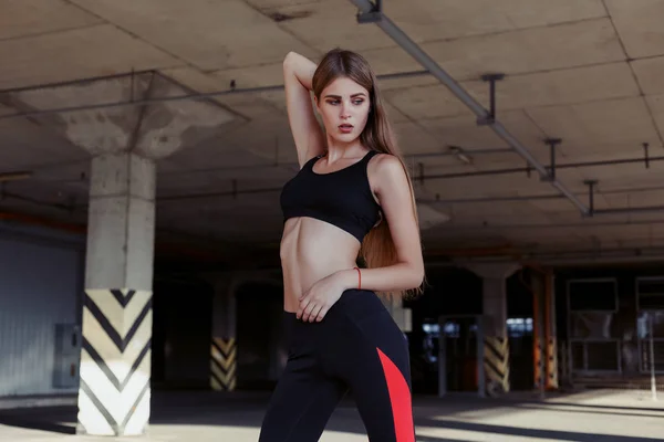 Relajada Joven Deportista Pie Aire Libre Sonriendo Atleta Femenina Delgada —  Fotos de Stock