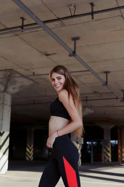 Relajada Joven Deportista Pie Aire Libre Sonriendo Atleta Femenina Delgada — Foto de Stock