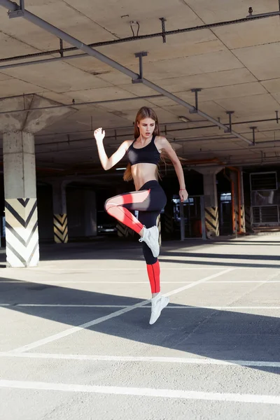 Deportiva Saltando Estirándose Longitud Completa Ejercicio Femenino Saludable Saltar Aire — Foto de Stock