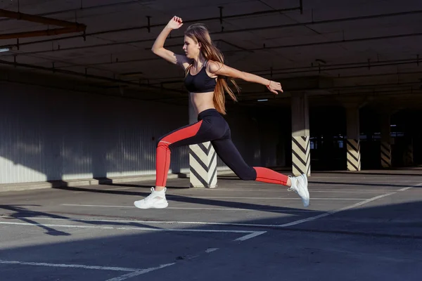 Idrottskvinna Hoppning Och Stretching Full Längd Friska Kvinnliga Utövar Och — Stockfoto