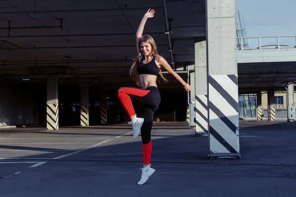 Sportovkyně Skákání Strečink Zdravá Žena Cvičení Skákání Venku Celé Délce — Stock fotografie