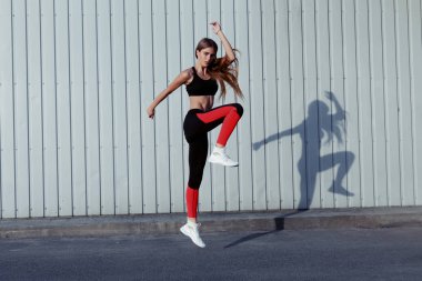 Atlama ve germe sporcumuz. Egzersiz ve açık havada atlama sağlıklı erkek tam uzunlukta.