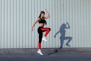 Atlama ve germe sporcumuz. Egzersiz ve açık havada atlama sağlıklı erkek tam uzunlukta.