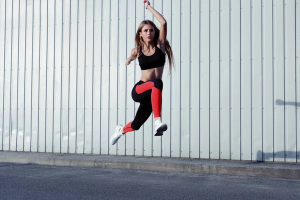 Desportista Saltar Alongar Comprimento Total Exercício Feminino Saudável Salto Livre — Fotografia de Stock