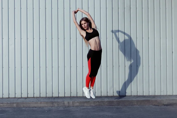 Idrottskvinna Hoppning Och Stretching Full Längd Friska Kvinnliga Utövar Och — Stockfoto