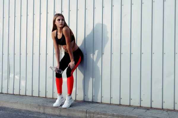 Atletka Pitné Vody Stoje Šedou Zdí Štíhlá Žena Sportovní Pauzu — Stock fotografie