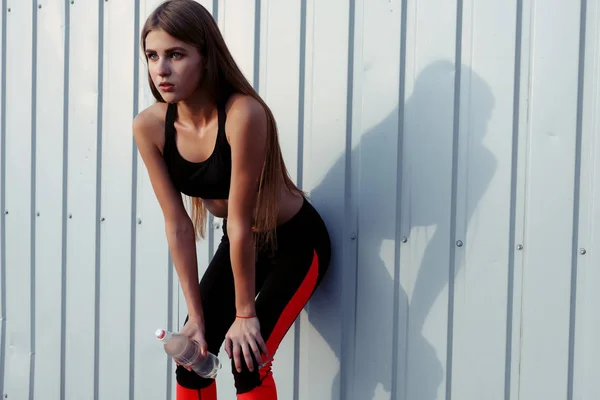 Atleta Bebiendo Agua Mientras Está Parada Junto Una Pared Gris —  Fotos de Stock