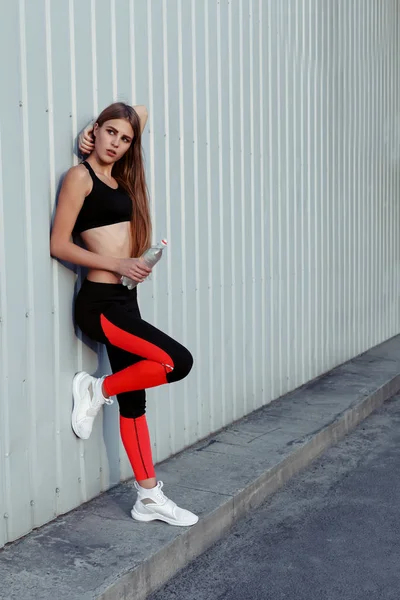 Atleta Bebiendo Agua Mientras Está Parada Junto Una Pared Gris — Foto de Stock