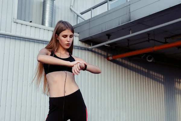 Corredor Femenina Descansando Después Del Entrenamiento Ciudad Mujer Fitness Ropa — Foto de Stock