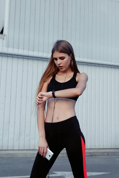 Corredor Femenina Descansando Después Del Entrenamiento Ciudad Mujer Fitness Ropa — Foto de Stock